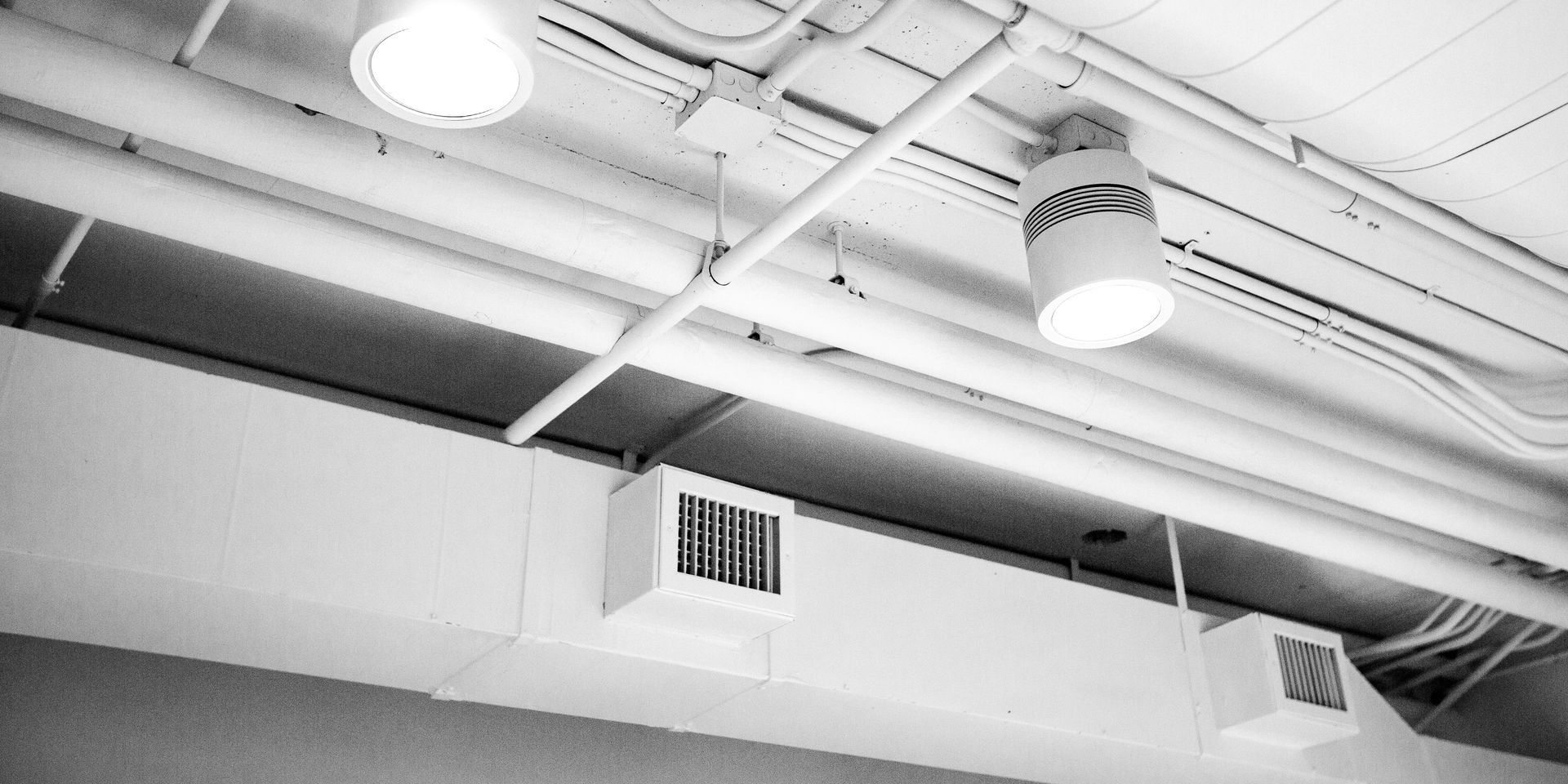 white ceiling fan turned on in room